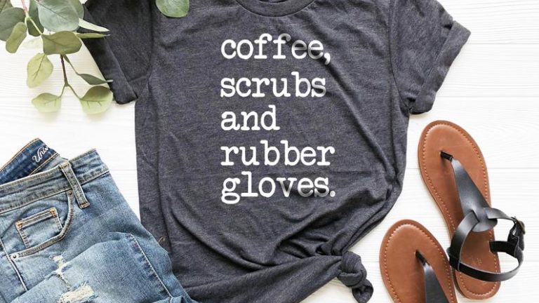 coffee-scrubs-rubber-gloves-t-shirt-verpleegkundige
