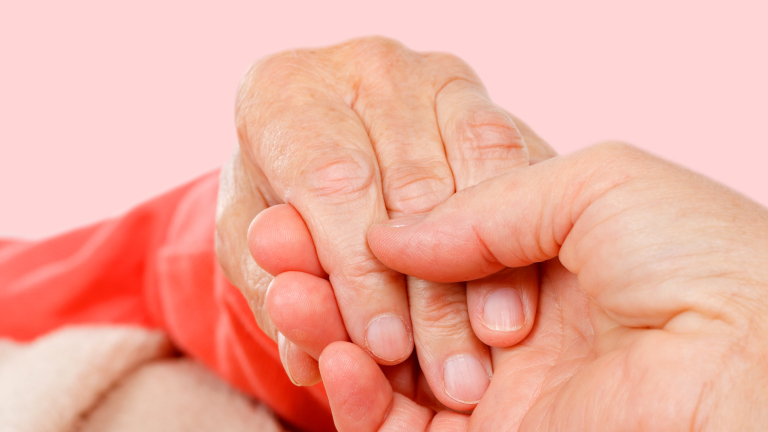 Belang-aanraken-lichamelijke-contact-dementie-ouderen