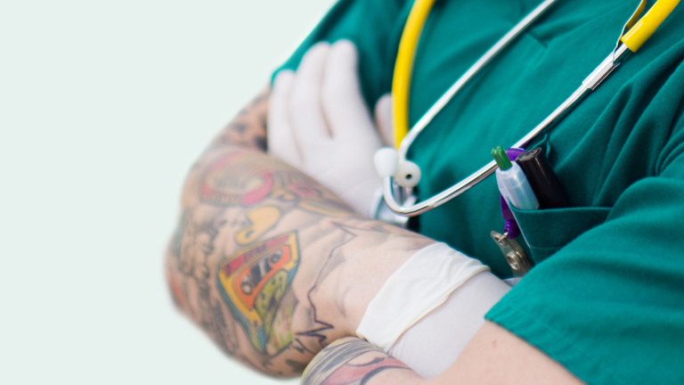 tattoo-tatoeage-werken-zorg-regelgeving-verpleegkundige-verzorgende-helpende