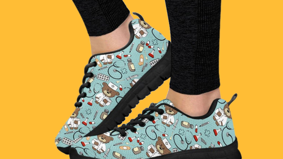 Sneakers-medische-print-verpleegkundige-Doodle