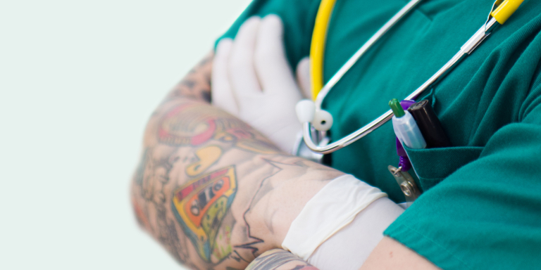 tattoo-tatoeage-werken-zorg-regelgeving-verpleegkundige-verzorgende-helpende
