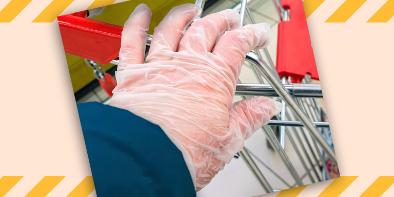 Thuiszorg-verpleegkundige-toos-boodschappen-doen-handschoenen-corona