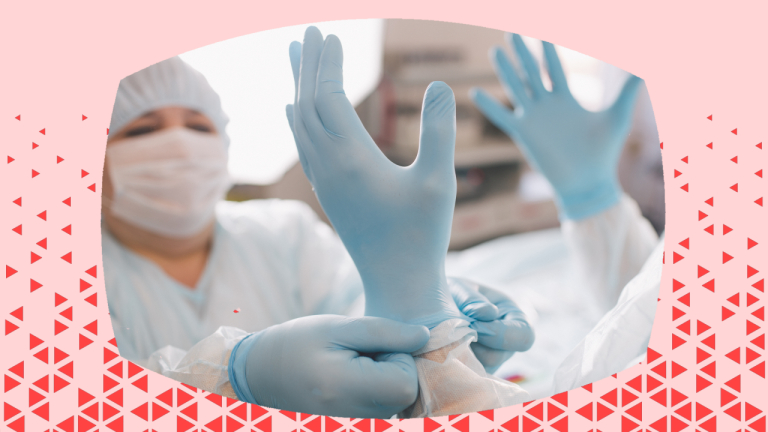 bijgeloof-medisch-specialisten-operatiekamer-handschoenen-aantrekken