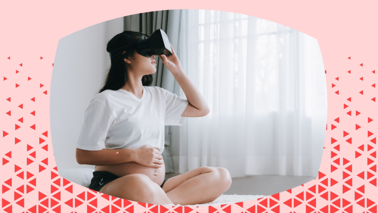 zwangere vrouw met VR-bril