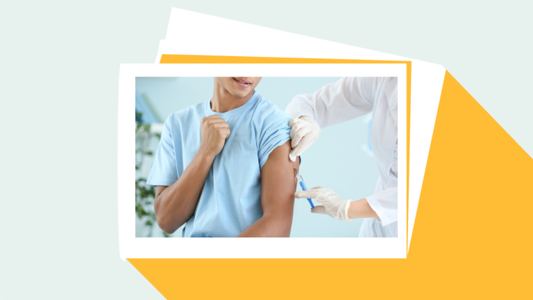 tiener die gevaccineerd wordt